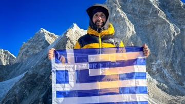 Ο Ηλίας Βρεττός αποχαιρετά το 2025 με φωτογραφίες από την ανάβασή του στα Ιμαλάια: «Η κορυφαία μου στιγμή»