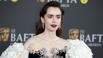 Η Λίλι Κόλινς κάνει απολογισμό για τη χρονιά που φεύγει: Το 2025 έγινα μητέρα και η ζωή μου απέκτησε νόημα