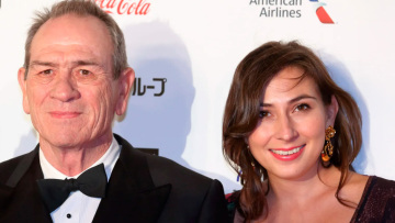 Ο Τόμι Λι Τζόουνς σπάει τη σιωπή του μετά τον θάνατο της κόρης του, Βικτόρια