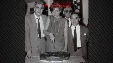 Η αδημοσίευτη φωτογραφία από κοπή βασιλόπιτας το 1966 με τους Μάρω Κοντού, Γιώργο Κωνσταντίνου και Νίκο Ρίζο