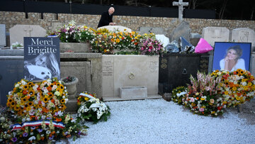 Σε οικογενειακό τάφο με θέα τη θάλασσα το τελευταίο αντίο στην Μπριζίτ Μπαρντό: Μείνε μαζί μου μέχρι να έρθω, είπε η 87χρονη αδερφή της ηθοποιού 