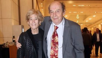 Μανούσος Μανουσάκης: Το «μόνη μου» με πειράζει, με ενοχλεί, είναι άγριο πράγμα, είπε η σύζυγός του