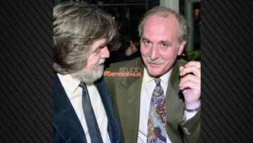 Ο Γιώργος Παπαδάκης και ο ηθοποιός Βασίλης Μαυρομάτης σε μια αδημοσίευτη φωτογραφία του 1993
