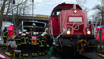 Ένας νεκρός από σύγκρουση τρένου με λεωφορείο στο λιμάνι του Αμβούργου, δείτε φωτογραφίες