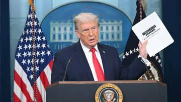 Τραμπ: Θα μάθετε πόσο μακριά θα το πάω με τη Γροιλανδία - Σκληροί οι Μακρόν και Στάρμερ όταν δεν είμαι μπροστά
