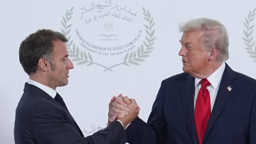 «Φίλε μου, Ντόναλντ»: Η αποκωδικοποίηση του μηνύματος Μακρόν σε Τραμπ εν μέσω του διπλωματικού μπρα-ντε-φερ ΗΠΑ και Ευρώπης για τη Γροιλανδία 