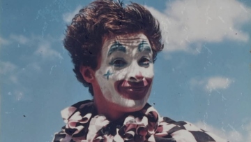 Χιου Τζάκμαν: Όταν ο ηθοποιός δούλευε ως κλόουν, η φωτογραφία που δημοσίευσε

