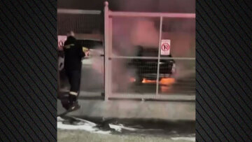 Υλικές ζημιές μετά από φωτιά σε μάντρα αυτοκινήτων στο Μενίδι, δείτε βίντεο