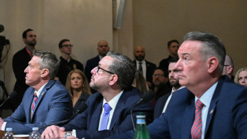 Άγρια αντιπαράθεση στο Κογκρέσο για τη μεταναστευτική πολιτική Τραμπ, άναψαν φωτιές οι μαζικές απελάσεις και οι νεκροί διαδηλωτές