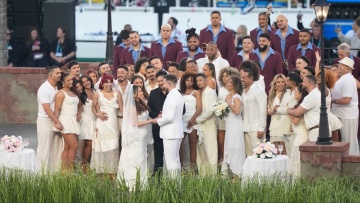 Κανονικός ο γάμος στο Super Bowl με τον Bad Bunny να υπογράφει το πιστοποιητικό, δείτε βίντεο