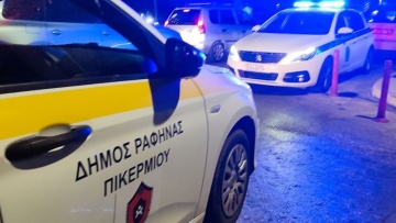 Υπερχείλισε το ρέμα Βάρδας στο Πικέρμι, διακοπή κυκλοφορίας στην οδό Ημέρου Πεύκου 