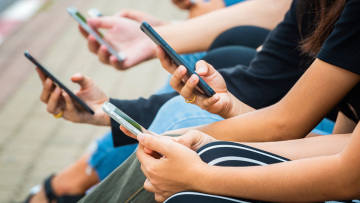 Όταν το scroll γίνεται εξάρτηση: Ο εθισμός στο διαδίκτυο «χτυπά» πλέον και παιδιά δημοτικού