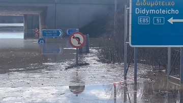 Ο Έβρος δοκιμάζεται από τις πλημμύρες: Τα νερά κάλυψαν μέχρι και τις πινακίδες στον κόμβο του χωριού Λάβαρα, δείτε βίντεο