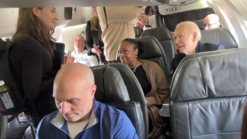 Ο Τζο Μπάιντεν πέταξε με εμπορική πτήση, χαιρέτισε διά χειραψίας επιβάτες, βίντεο