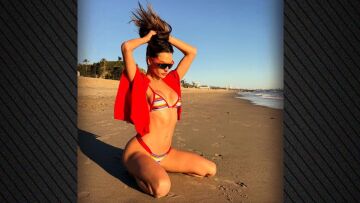 Αλεσάντρα Αμπρόσιο: Οι σέξι φωτογραφίες με πολύχρωμο μπικίνι σε παραλία του Μαλιμπού
