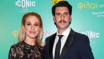 Η Ντορέττα Παπαδημητρίου συνοδευόμενη από τον Γιώργο Γεροντιδάκη στην πρεμιέρα της ταινίας που πρωταγωνιστεί
