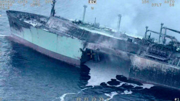 Άνοιξε στα δύο δεξαμενόπλοιο που μετέφερε LNG στη Μεσόγειο, η Ρωσία κατηγορεί την Ουκρανία για επίθεση με drone
