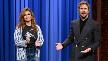 Η έκπληξη του Γκόσλινγκ στη Μέντες για τα γενέθλιά της, έκαναν την πρώτη τους κοινή τηλεοπτική εμφάνιση μετά από 10 χρόνια