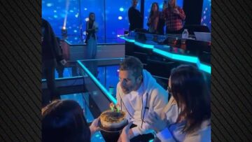 Θανάσης Βισκαδουράκης: Η έκπληξη για τα γενέθλιά του στις πρόβες του J2US