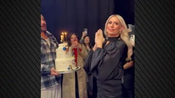 Γενέθλια στο πλατό για τη Μαρία Μπακοδήμου, η έκπληξη των συνεργατών της, δείτε βίντεο 