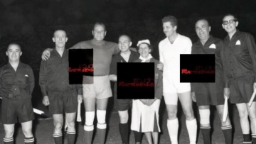 Ο Αυλωνίτης σε μία αδημοσίευτη φωτογραφία από φιλικό αγώνα ποδοσφαίρου με πρωταγωνιστές του ελληνικού σινεμά