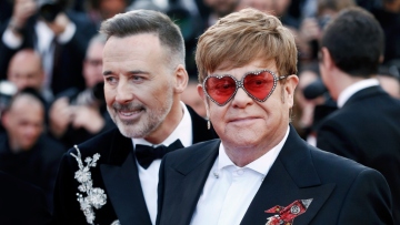 Έλτον Τζον: Είναι πολύ καλά, παλεύει και συνεχίζει, είπε ο σύζυγός του για την κατάσταση της υγείας του