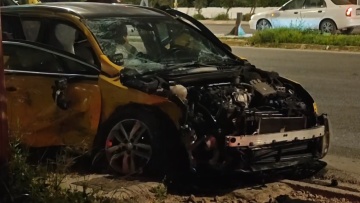 Σοβαρό τροχαίο στη Βούλα: Δύο τραυματίες σε σύγκρουση ταξί με ΙΧ στην παραλιακή, δείτε βίντεο