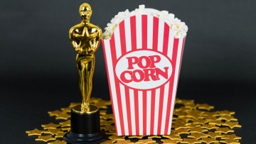 Από πίτσες μέχρι σοκολατένια αγαλματίδια με χρυσόσκονη: Τι τρώνε οι σταρ τη βραδιά των Όσκαρ