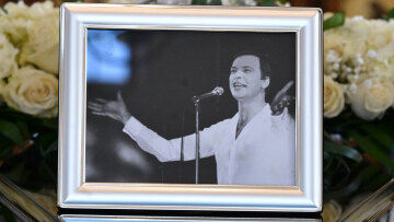 Συγγενείς και φίλοι αποχαιρετούν τον Γιώργο Μαρίνο στο κοιμητήριο Βούλας