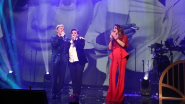 Η Ηρώ, η Έλενα Παπαρίζου και ο Τάκης Ζαχαράτος τίμησαν τον Γιώργο Μαρίνο επί σκηνής, δείτε βίντεο