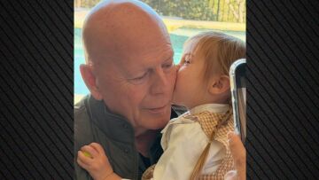 Η Ντέμι Μουρ φωτογραφίζει τον Μπρους Γουίλις με την εγγονή του και του εύχεται για τα γενέθλιά του