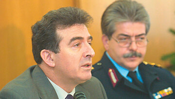 Ο τρομοκράτης «Χ» που οδήγησε Χρυσοχοΐδη - Νασιάκο στη 17 Νοέμβρη, τα ραντεβού σε ξενοδοχεία και οι φιλικές ανακρίσεις