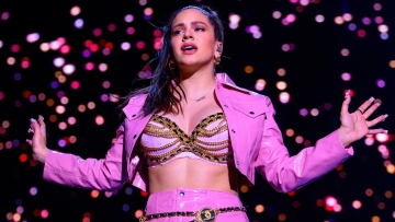 Ροσαλία: Το πρώτο μήνυμα μετά τη διακοπή συναυλίας της λόγω τροφικής δηλητηρίασης και το «ευχαριστώ» στους θαυμαστές της