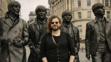 Ο Χρήστος Δάντης θυμήθηκε το ταξίδι του στο Λίβερπουλ: Δεν ήταν τουρισμός, ήταν επιστροφή στην πηγή, γράφει