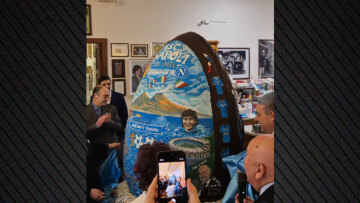 Οι Ναπολιτάνοι έφτιαξαν σοκολατένιο αυγό 350 κιλών και ύψους 2,5 μέτρων για να γιορτάσουν τα 100 χρόνια της Νάπολι, βίντεο