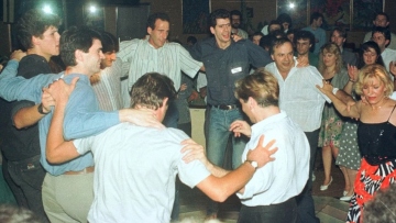 Όταν η Μαρινέλλα χόρευε με Χριστοδούλου, Γιαννάκη, Καμπούρη στο γλέντι της Εθνικής μετά τη νίκη στα ημιτελικά του Ευρωμπάσκετ 1989