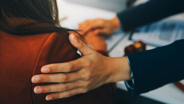 Επιθεώρηση εργασίας: Κατά 43% αυξήθηκαν τα περιστατικά βίας και παρενόχλησης στην εργασία το 2025