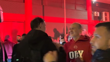 Θερμή υποδοχή στον Ολυμπιακό στο ΣΕΦ μετά το «διπλό» στο ΟΑΚΑ, δείτε βίντεο