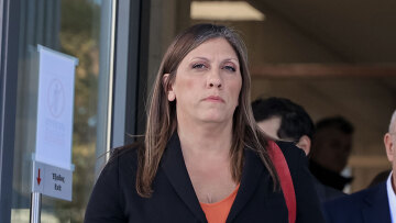 Δήλωσε αποχή η πρόεδρος του δικαστηρίου στη δίκη για τα βίντεο στα Τέμπη λόγω της συμπεριφοράς της Κωνσταντοπούλου: «Έχω δεχθεί πολλές προσβολές»