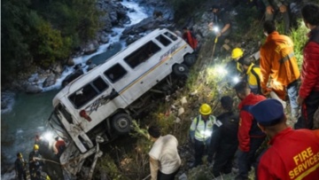 Τουλάχιστον 4 νεκροί εξαιτίας πτώσης λεωφορείου σε γκρεμό στην Ινδία, δείτε βίντεο 