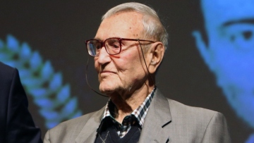 Γιάννης Βογιατζής: Φοβάμαι ότι δεν θα μπορέσω να ανέβω ξανά στη σκηνή του θεάτρου, λέει ο ηθοποιός που έκλεισε τα 100 