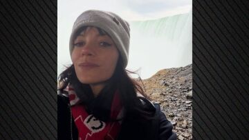 Η Λίλι Άλεν ποζάρει με φόντο τους καταρράκτες του Νιαγάρα