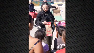 Παγκόσμια Ημέρα Ρομά: Αστυνομικοί μοίρασαν δώρα σε μαθητές δημοτικού στον Ασπρόπυργο για το Πάσχα