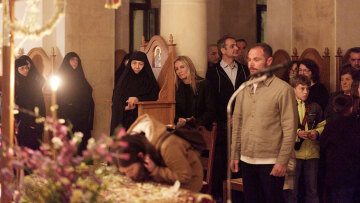 Ο Κυριάκος Μητσοτάκης και η σύζυγός του Μαρέβα στην Ακολουθία και την περιφορά του Επιταφίου στα Χανιά, δείτε φωτογραφίες