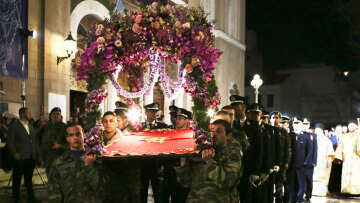 Δείτε live την περιφορά του Επιταφίου στο κέντρο της Αθήνας