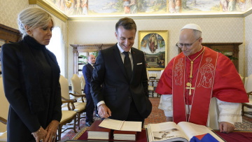 Φανέλα μπάσκετ, ιστορικός χάρτης και βιβλία: Τα συμβολικά δώρα του Μακρόν στον Πάπα