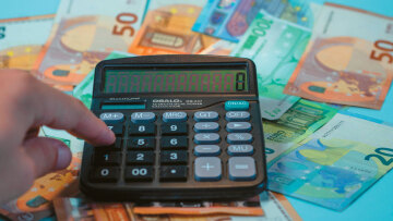 Οι αυξήσεις στους μισθούς για πάνω από 600.000 δημοσίους υπαλλήλους, δείτε παραδείγματα