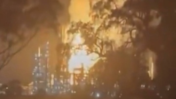 Μεγάλη πυρκαγιά σε διυλιστήριο που καλύπτει το 10% των καυσίμων της Αυστραλίας, δείτε βίντεο