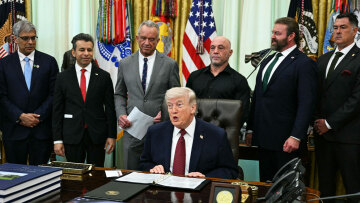 Τραμπ για Ιράν: Πήγαν να παίξουν παιχνίδια, αλλά οι συνομιλίες εξελίσσονται θετικά - «Δεν μπορούν να μας εκβιάσουν με τα Στενά του Ορμούζ»