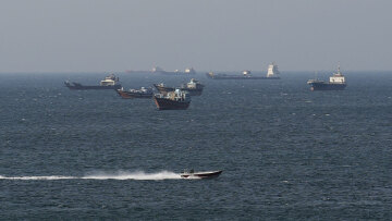 Τουλάχιστον έξι πλοία πέρασαν από τα Στενά του Ορμούζ το τελευταίο 24ωρο